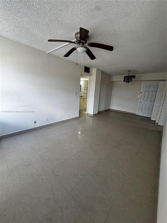 待售: $175,000 (2 贝兹, 2 浴室, 1112 平方英尺)