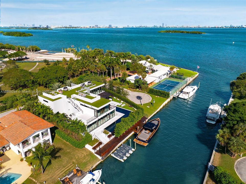 For Sale: $29,900,000 (6 beds, 7 baths, 6361 Square Feet)