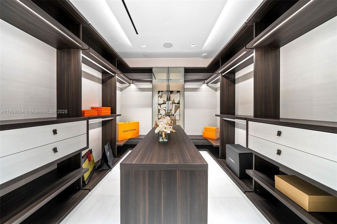 Master Walk-in-closet
