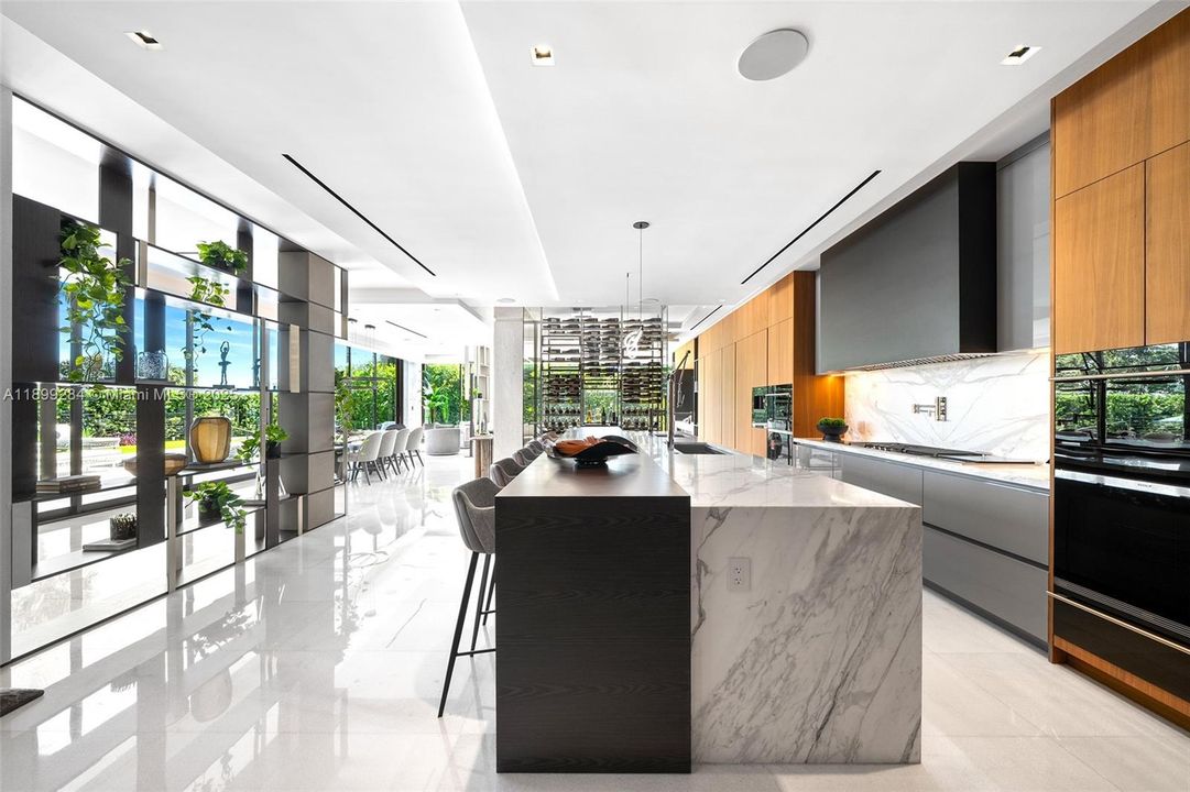 For Sale: $29,900,000 (6 beds, 7 baths, 6361 Square Feet)