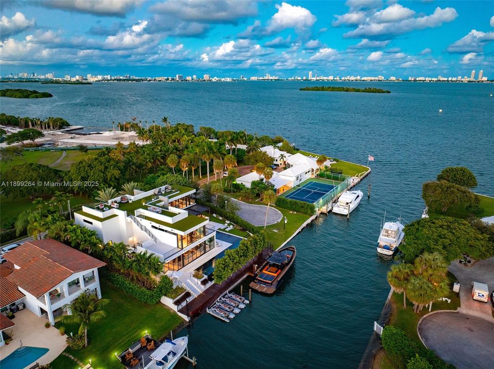 For Sale: $29,900,000 (6 beds, 7 baths, 6361 Square Feet)