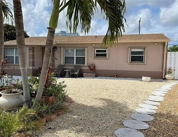 For Sale: $415,000 (4 beds, 2 baths, 1004 Square Feet)