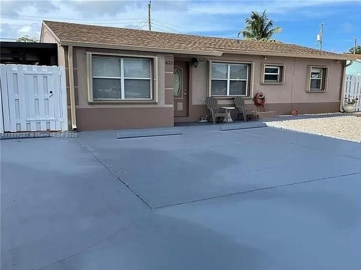 For Sale: $415,000 (4 beds, 2 baths, 1004 Square Feet)