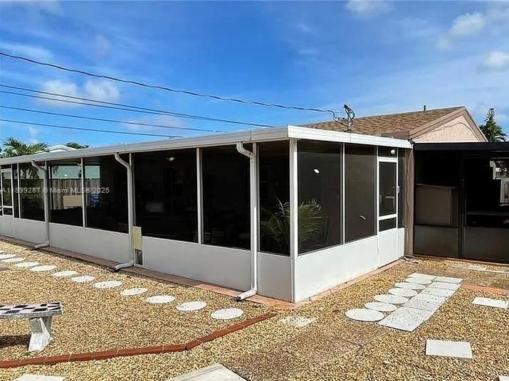 For Sale: $415,000 (4 beds, 2 baths, 1004 Square Feet)