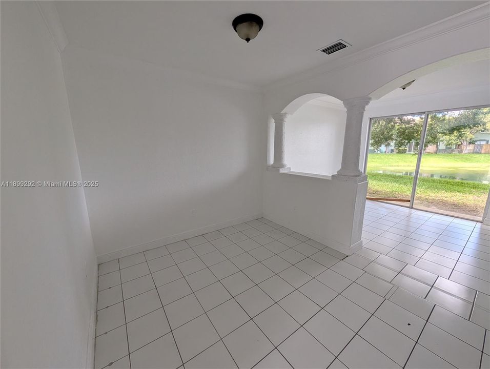 En Venta: $295,000 (4 camas, 3 baños, 1423 Pies cuadrados)