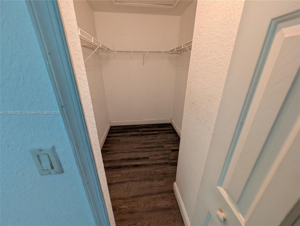 En Venta: $295,000 (4 camas, 3 baños, 1423 Pies cuadrados)