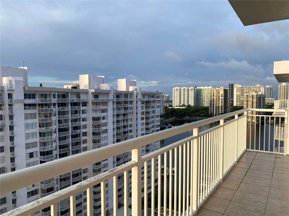 出租: $2,300 (2 贝兹, 2 浴室, 1251 平方英尺)