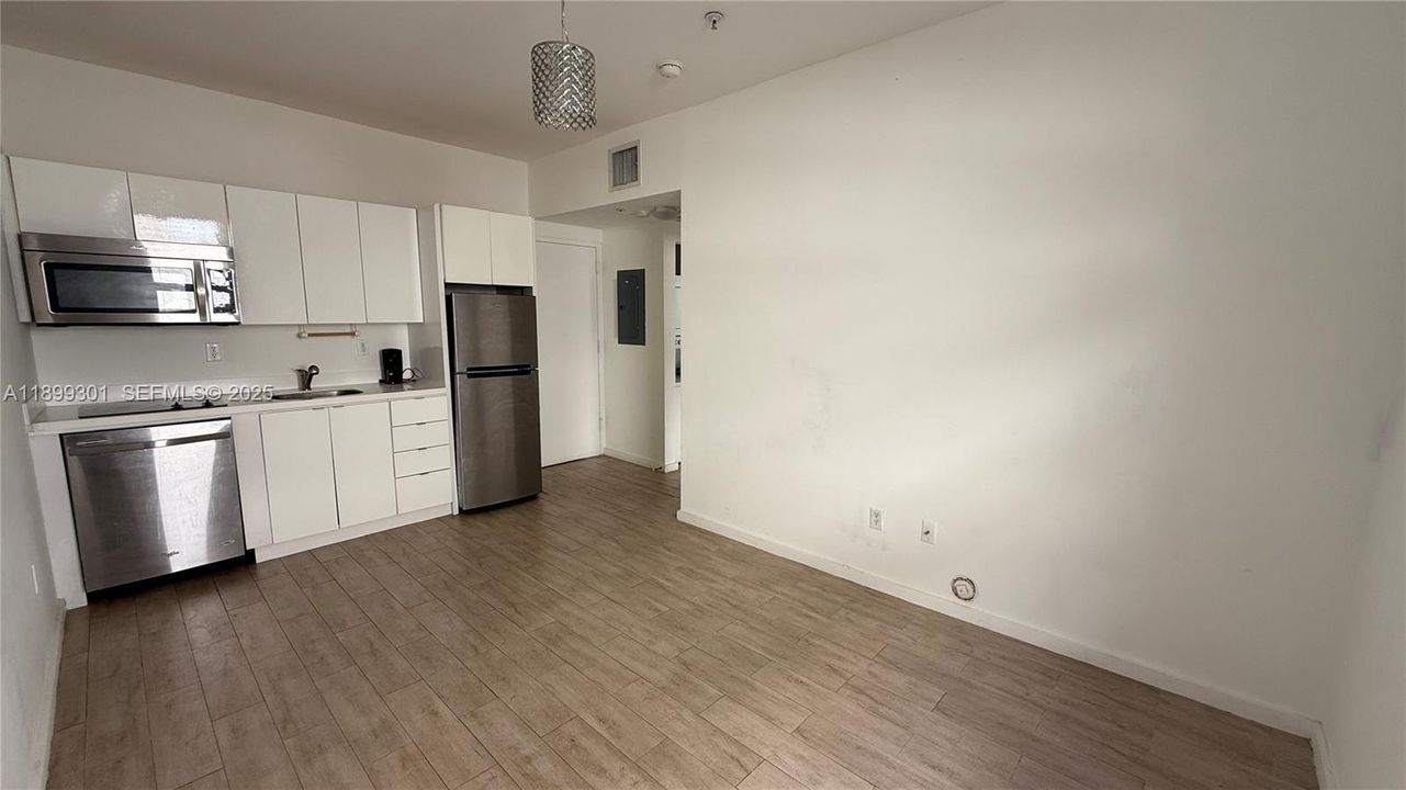 For Rent: $1,900 (1 beds, 1 baths, 520 Square Feet)