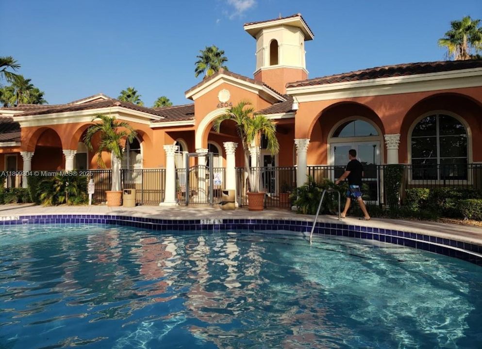 For Rent: $2,500 (2 beds, 2 baths, 1068 Square Feet)