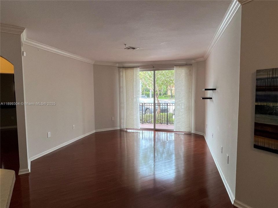 For Rent: $2,500 (2 beds, 2 baths, 1068 Square Feet)