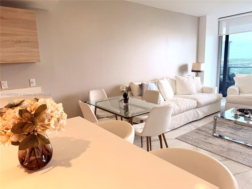 For Rent: $3,950 (2 beds, 2 baths, 1115 Square Feet)