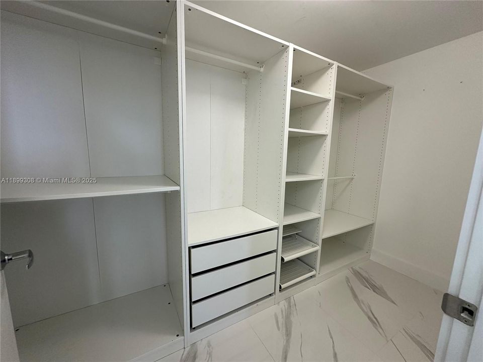 For Rent: $3,950 (2 beds, 2 baths, 1115 Square Feet)