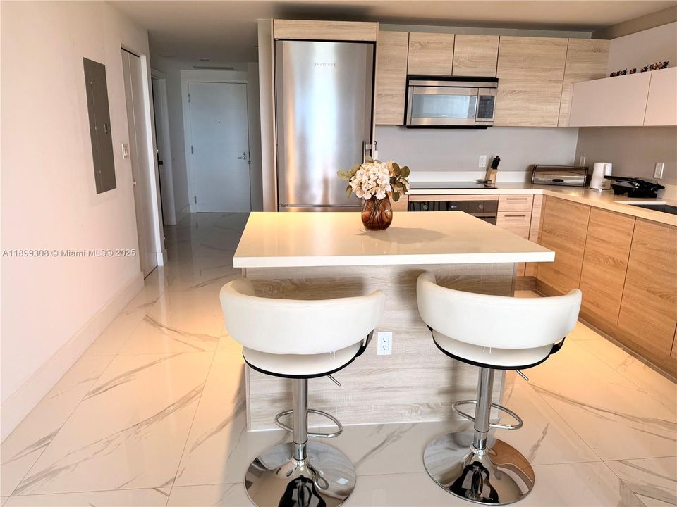 For Rent: $3,950 (2 beds, 2 baths, 1115 Square Feet)