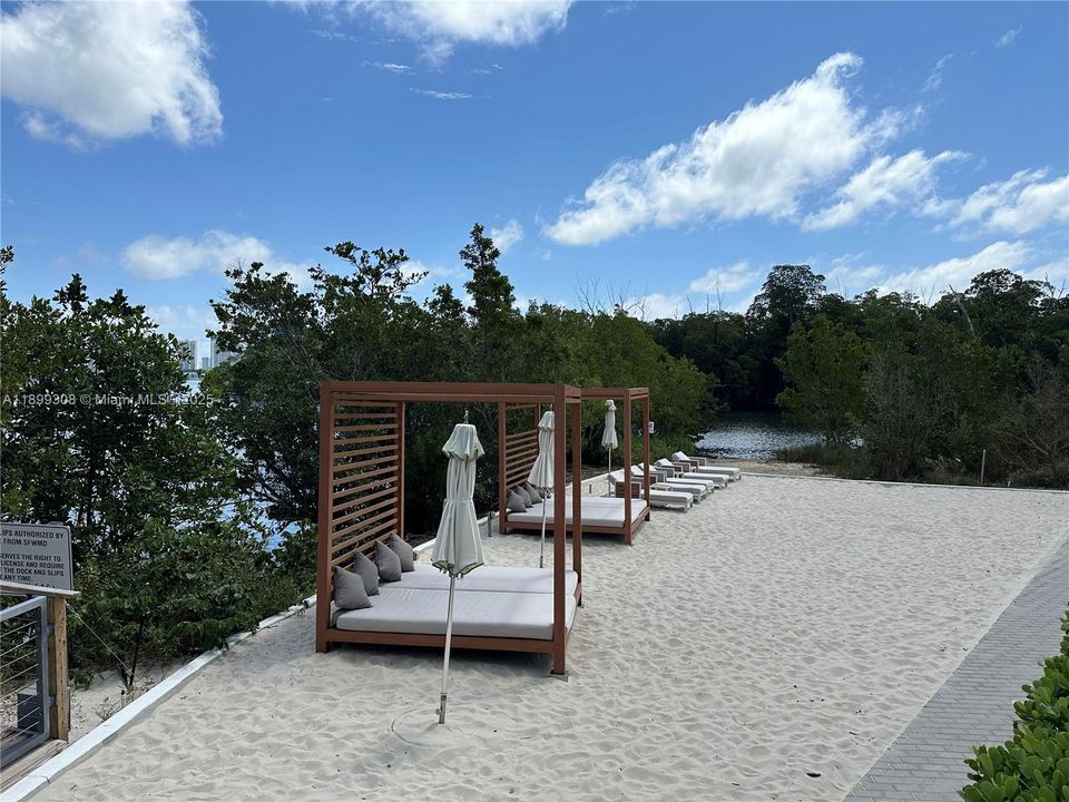 For Rent: $3,950 (2 beds, 2 baths, 1115 Square Feet)