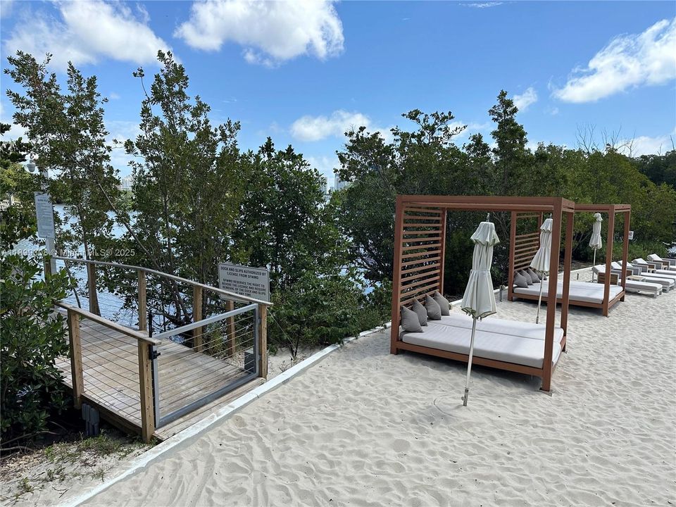 For Rent: $3,950 (2 beds, 2 baths, 1115 Square Feet)