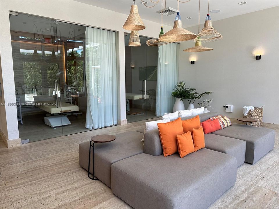 For Rent: $3,950 (2 beds, 2 baths, 1115 Square Feet)