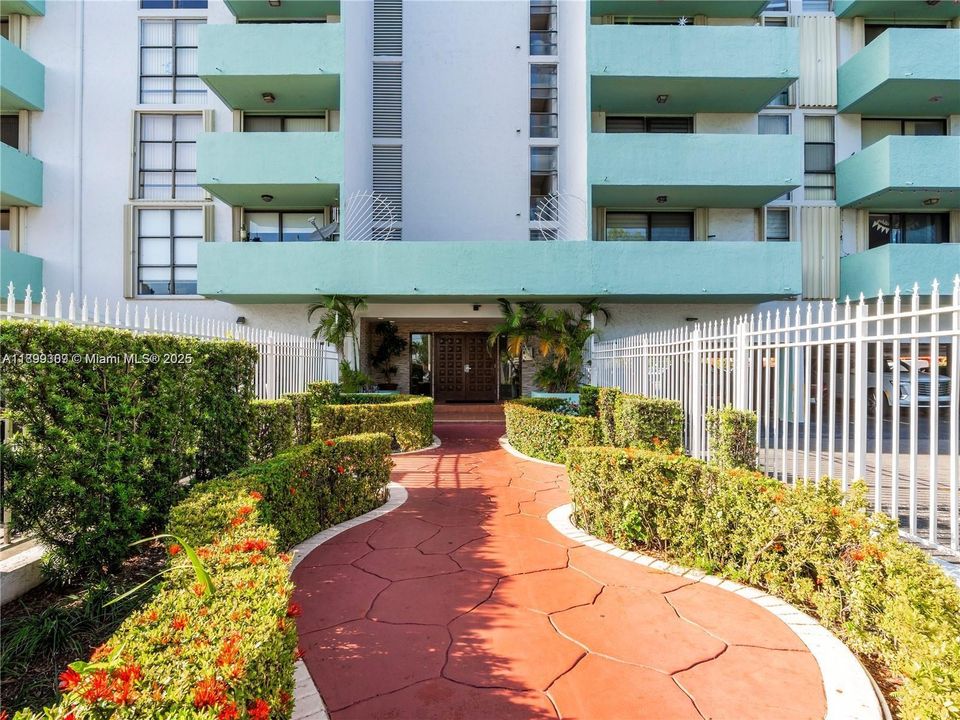 Active With Contract: $2,100 (2 beds, 2 baths, 978 Square Feet)