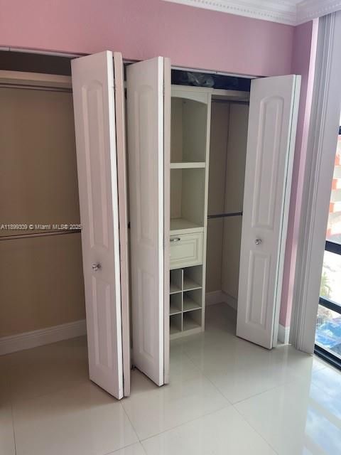 Active With Contract: $2,100 (2 beds, 2 baths, 978 Square Feet)