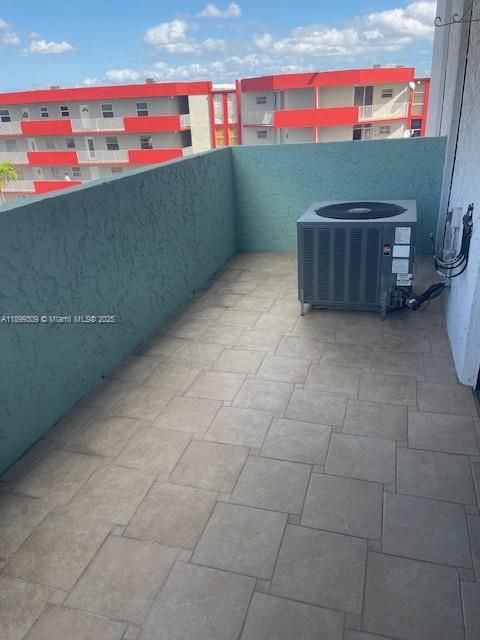 Active With Contract: $2,100 (2 beds, 2 baths, 978 Square Feet)