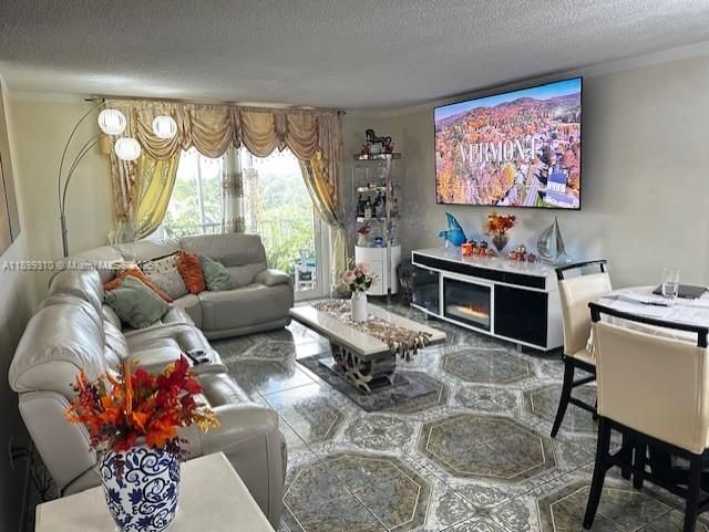 For Sale: $239,900 (2 beds, 2 baths, 1077 Square Feet)