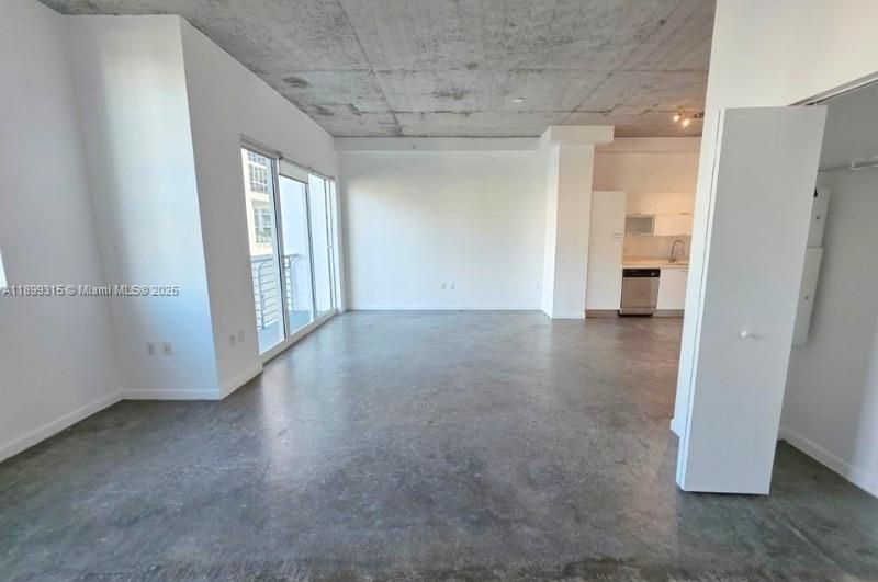 待售: $325,000 (1 贝兹, 1 浴室, 662 平方英尺)