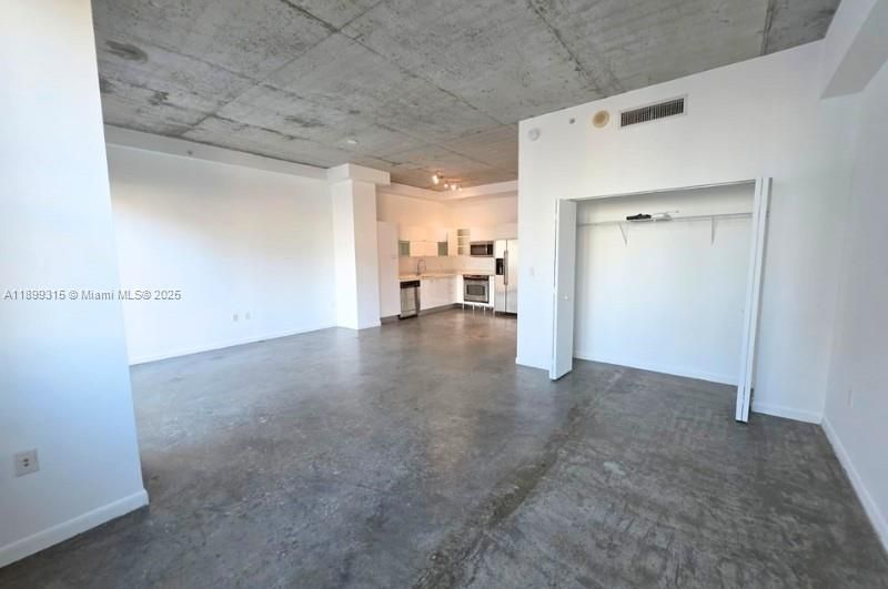 待售: $325,000 (1 贝兹, 1 浴室, 662 平方英尺)