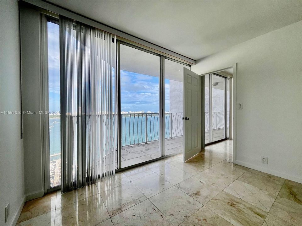 For Sale: $515,000 (2 beds, 2 baths, 1030 Square Feet)