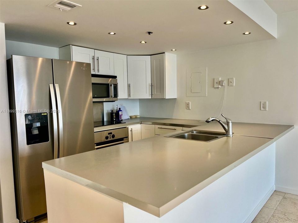 For Sale: $515,000 (2 beds, 2 baths, 1030 Square Feet)