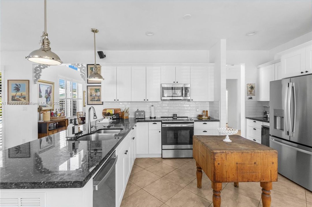 Recently Sold: $975,000 (4 beds, 2 baths, 2886 Square Feet)