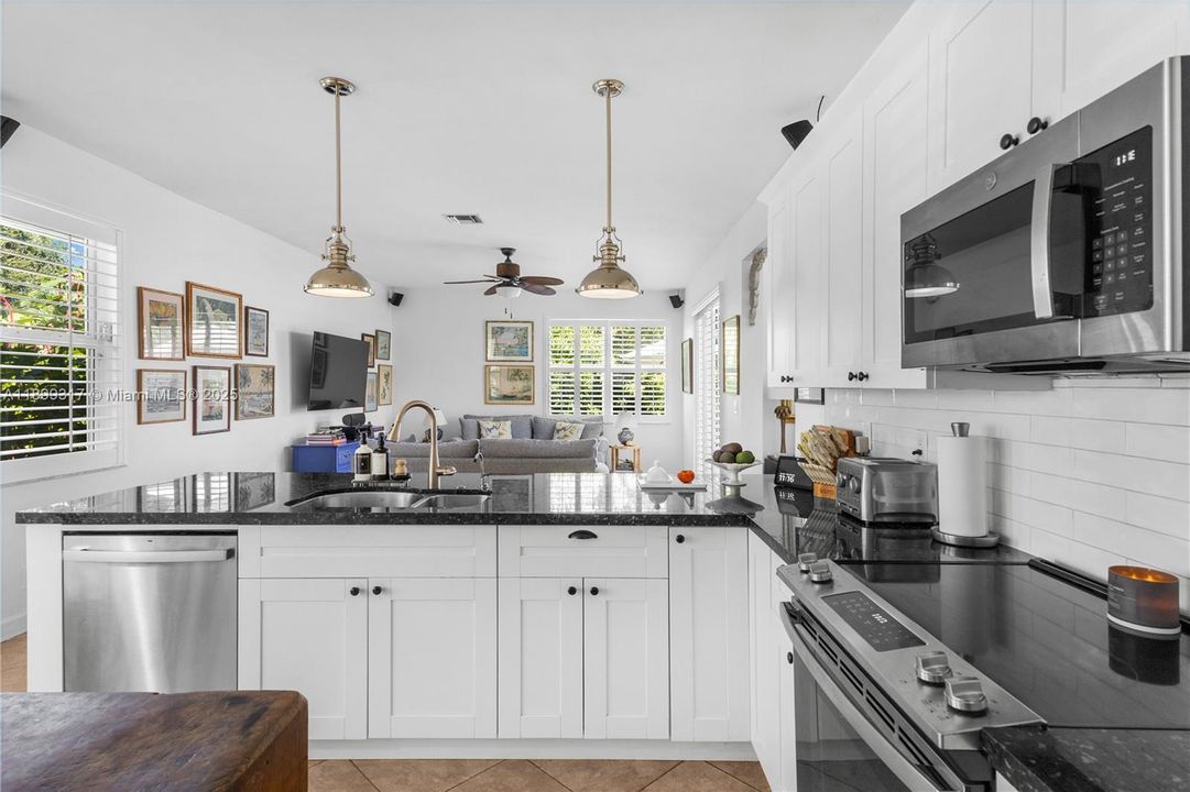 Recently Sold: $975,000 (4 beds, 2 baths, 2886 Square Feet)