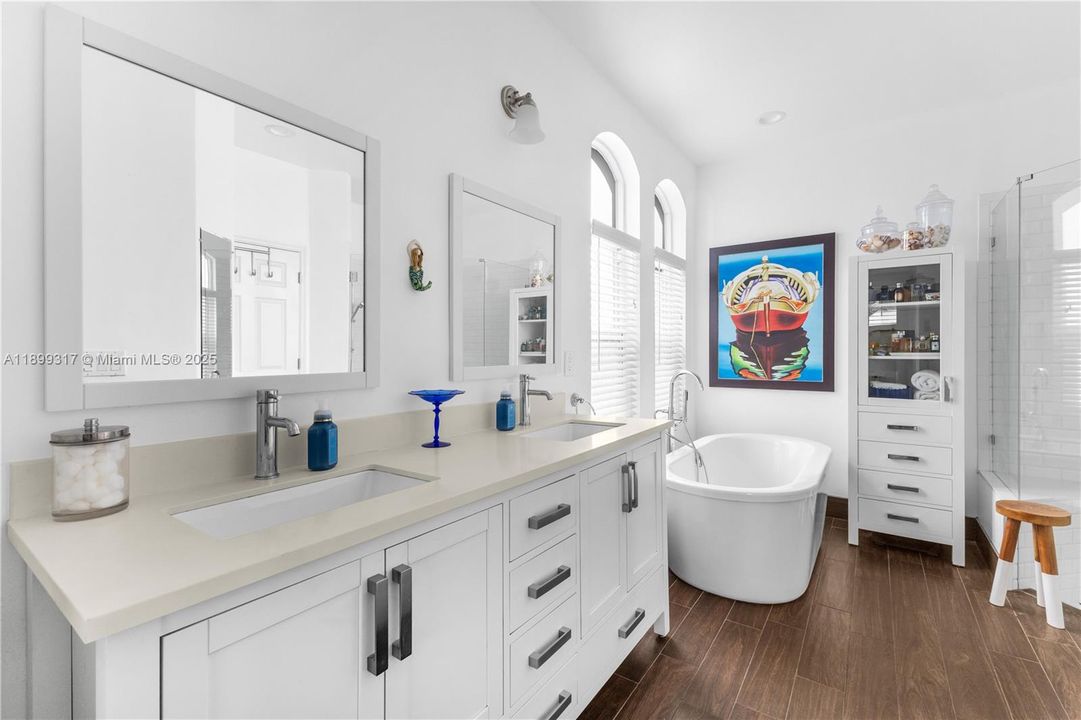 Recently Sold: $975,000 (4 beds, 2 baths, 2886 Square Feet)