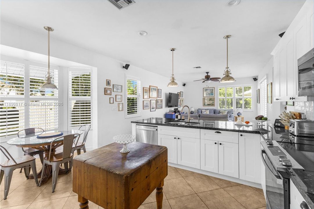 Recently Sold: $975,000 (4 beds, 2 baths, 2886 Square Feet)