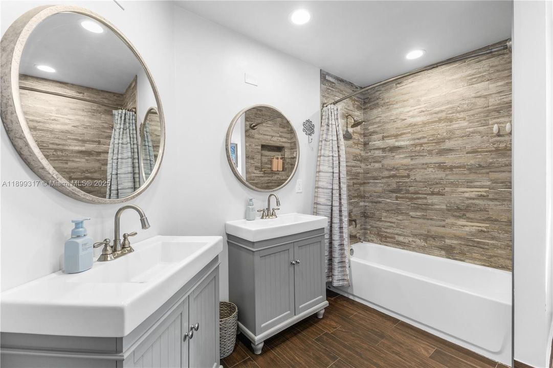 Recently Sold: $975,000 (4 beds, 2 baths, 2886 Square Feet)