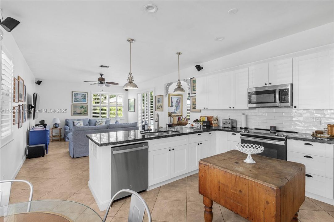 Recently Sold: $975,000 (4 beds, 2 baths, 2886 Square Feet)