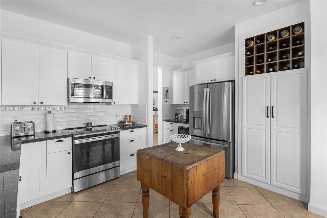 Recently Sold: $975,000 (4 beds, 2 baths, 2886 Square Feet)