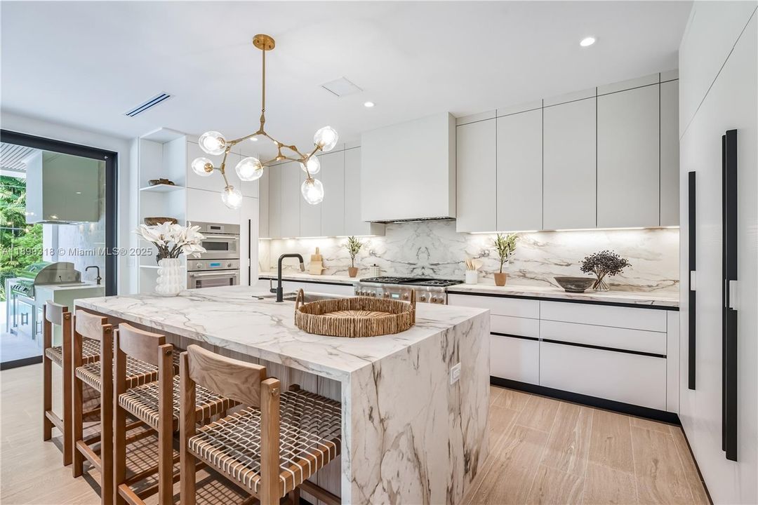 На продажу: $4,500,000 (5 спален, 6 ванн, 4335 Квадратных фут)