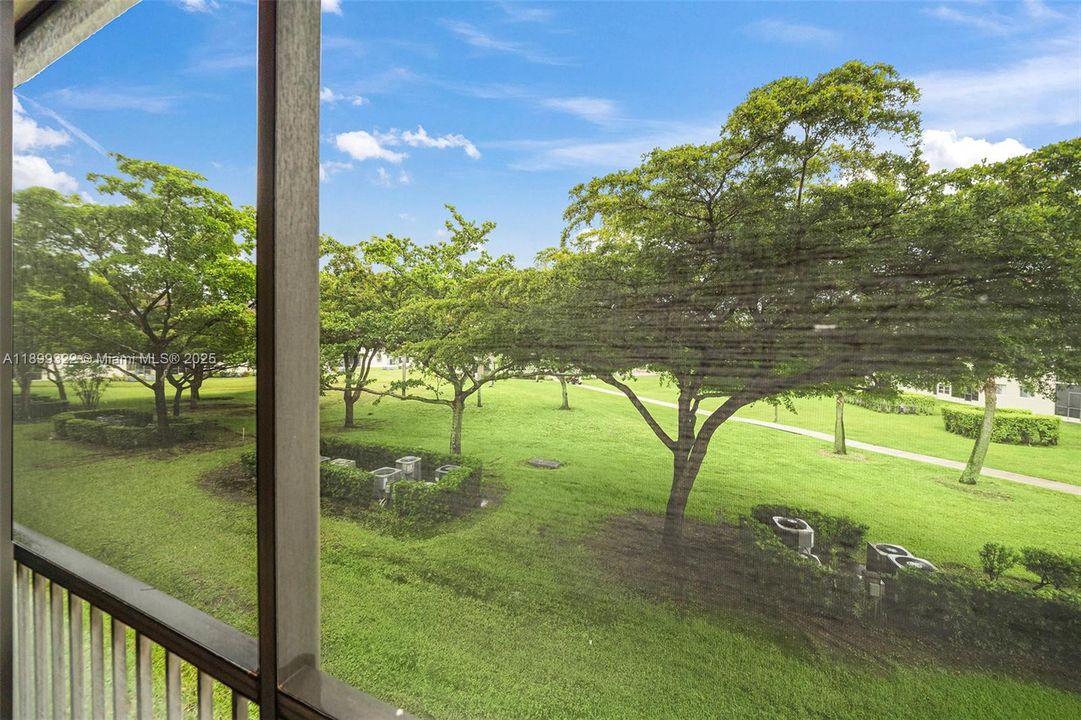 合同活跃: $169,999 (2 贝兹, 1 浴室, 920 平方英尺)