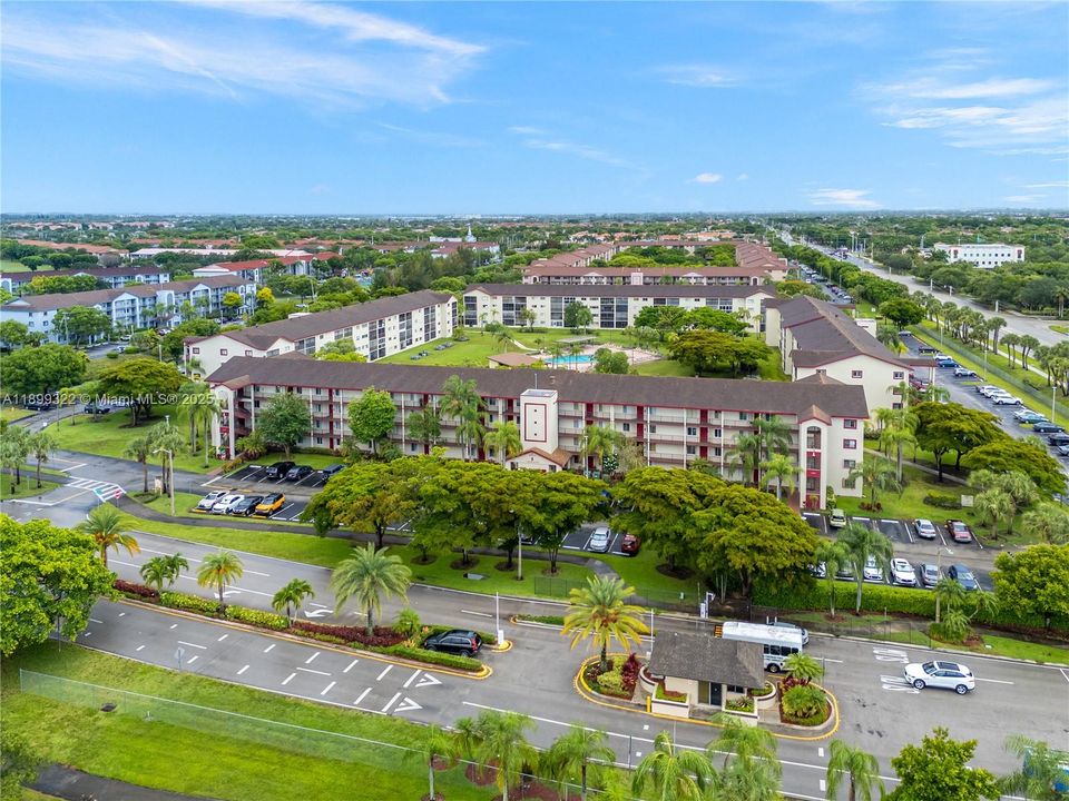 合同活跃: $169,999 (2 贝兹, 1 浴室, 920 平方英尺)