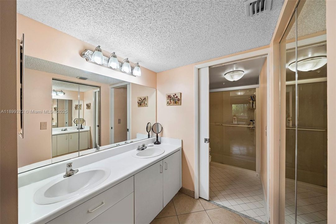 合同活跃: $169,999 (2 贝兹, 1 浴室, 920 平方英尺)