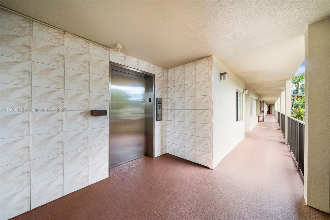 合同活跃: $169,999 (2 贝兹, 1 浴室, 920 平方英尺)