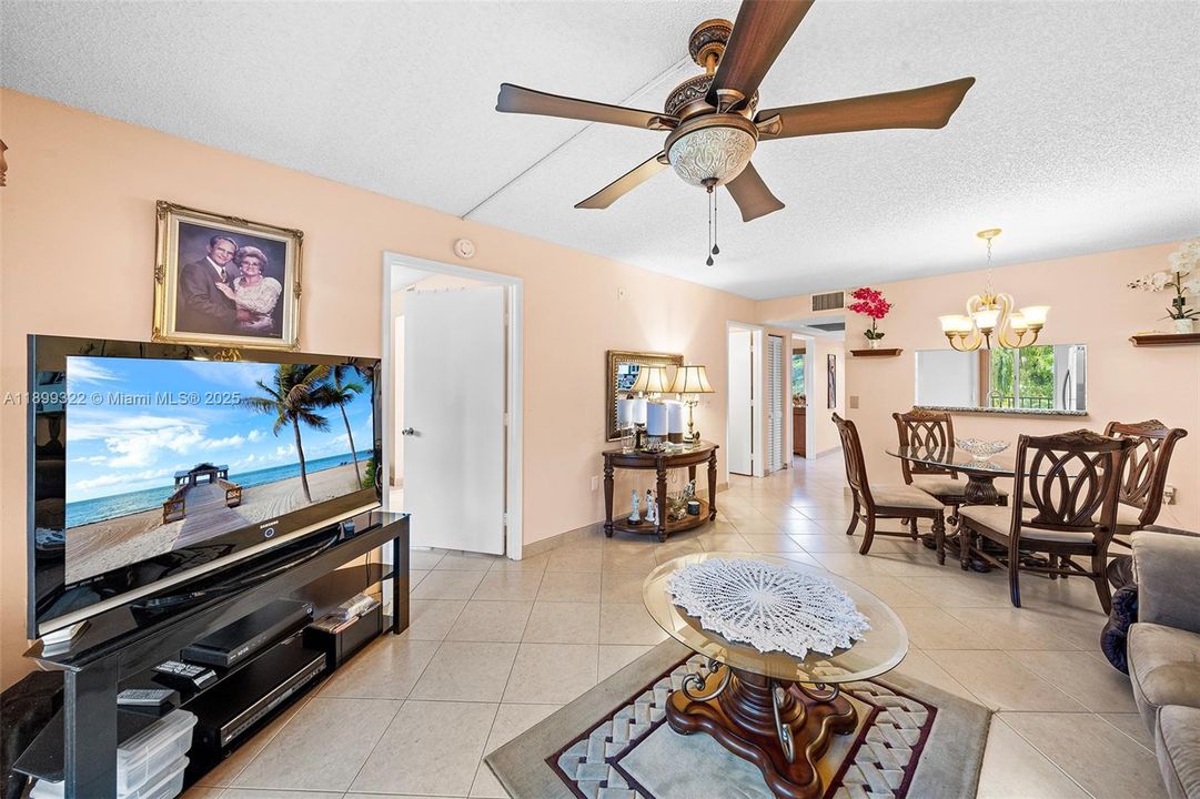 合同活跃: $169,999 (2 贝兹, 1 浴室, 920 平方英尺)