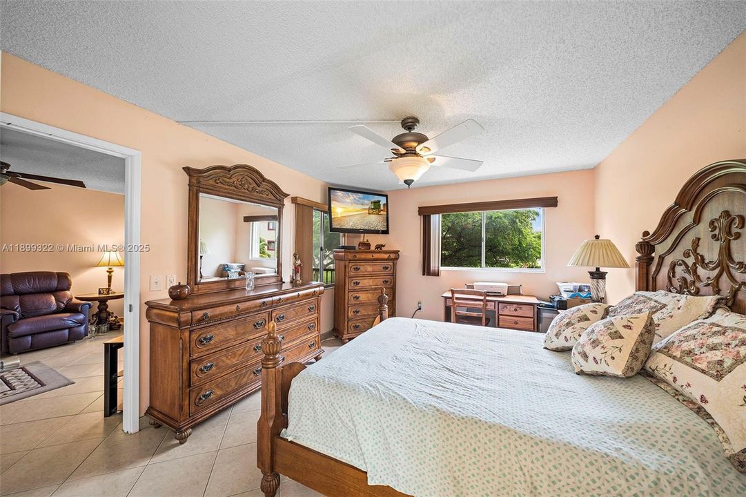 合同活跃: $169,999 (2 贝兹, 1 浴室, 920 平方英尺)