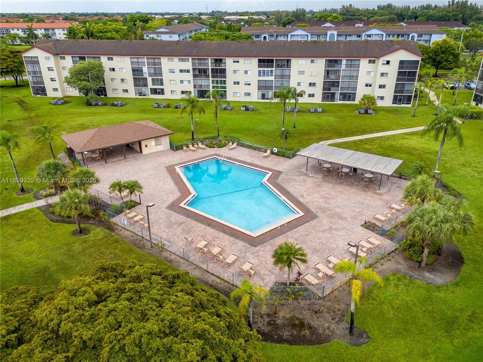 合同活跃: $169,999 (2 贝兹, 1 浴室, 920 平方英尺)