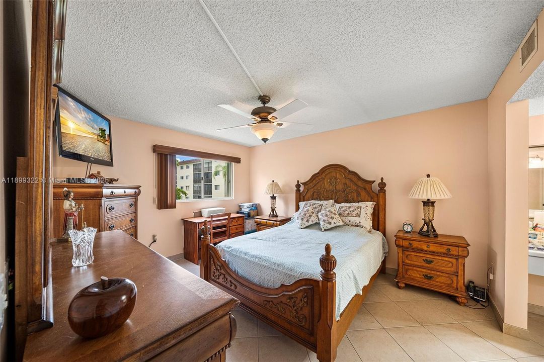 合同活跃: $169,999 (2 贝兹, 1 浴室, 920 平方英尺)