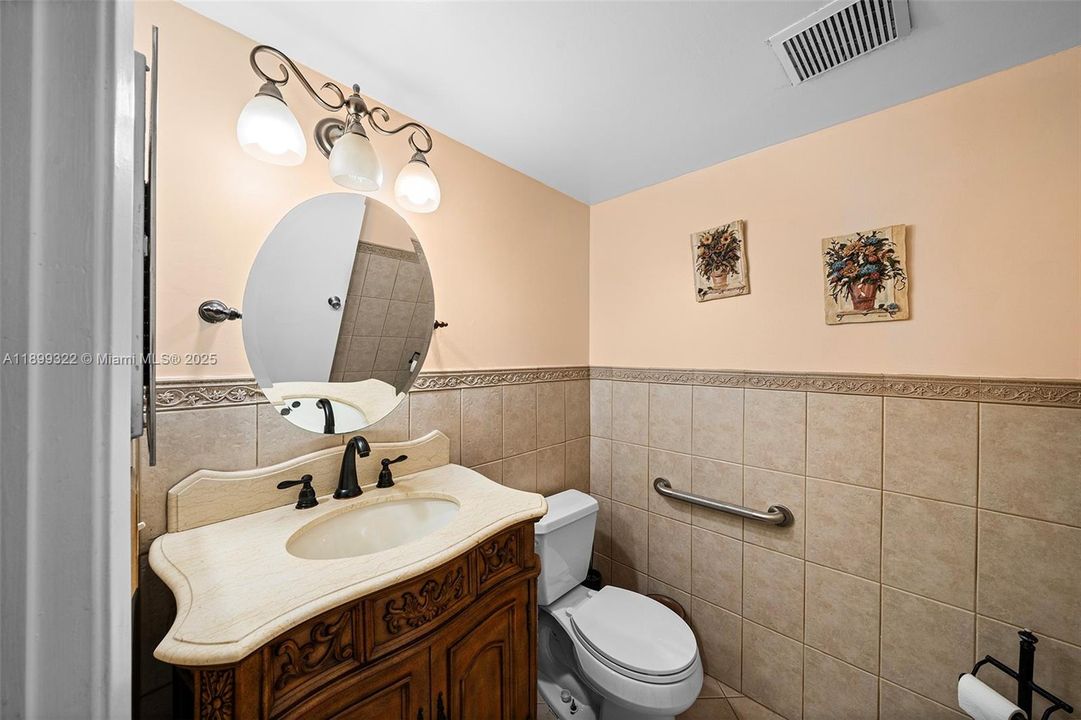 合同活跃: $169,999 (2 贝兹, 1 浴室, 920 平方英尺)