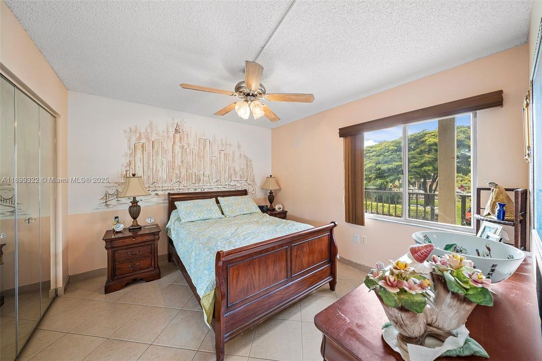 合同活跃: $169,999 (2 贝兹, 1 浴室, 920 平方英尺)