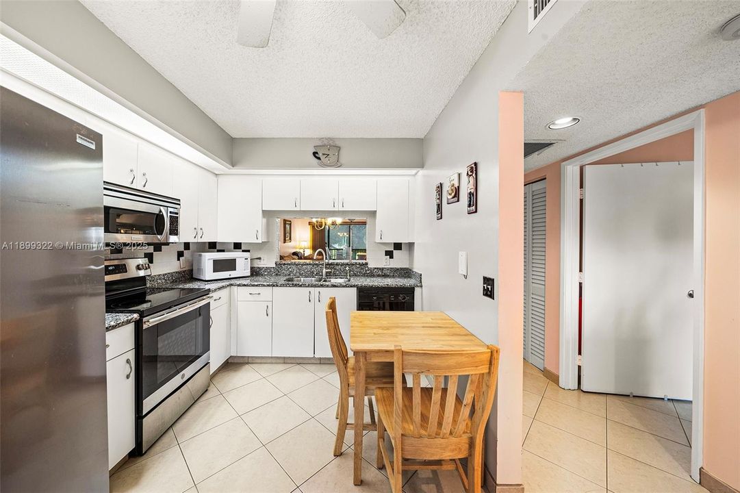 合同活跃: $169,999 (2 贝兹, 1 浴室, 920 平方英尺)