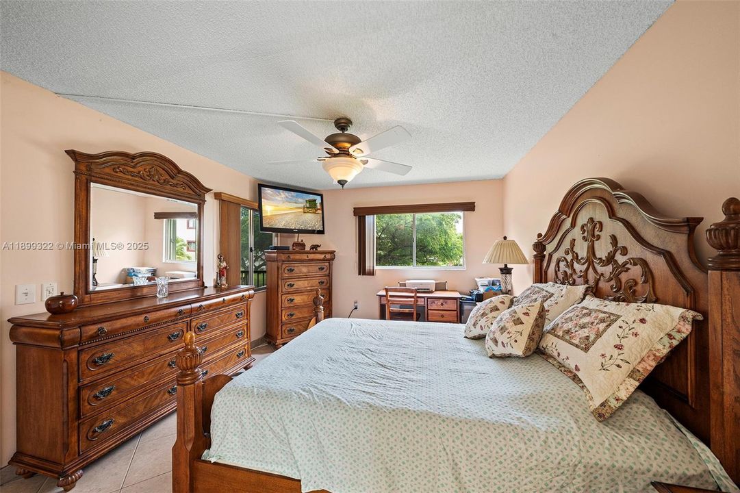 合同活跃: $169,999 (2 贝兹, 1 浴室, 920 平方英尺)