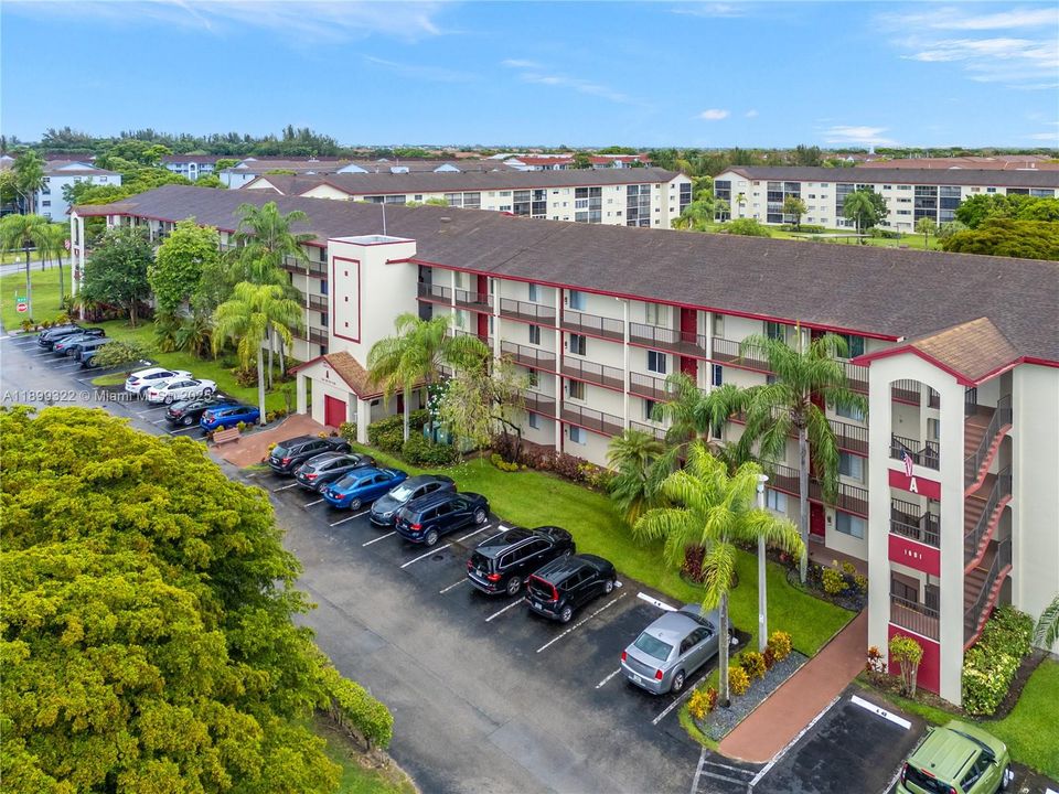 合同活跃: $169,999 (2 贝兹, 1 浴室, 920 平方英尺)