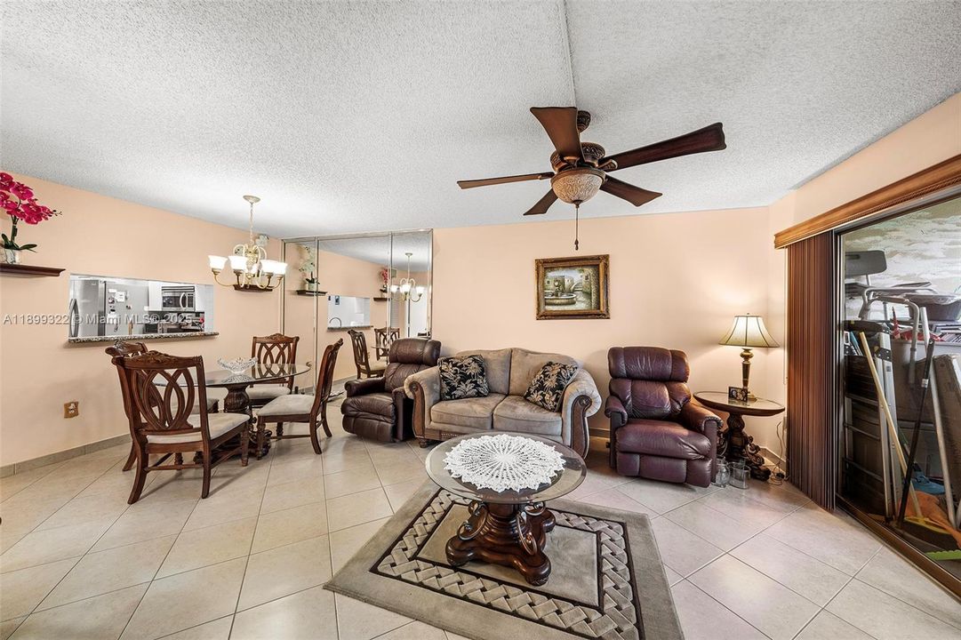 合同活跃: $169,999 (2 贝兹, 1 浴室, 920 平方英尺)